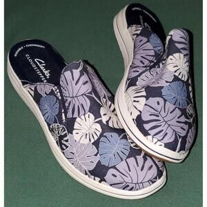 S52 NWOT Clarks Cloud-steppers Women's Slip-On Shoes with Leaf Pattern